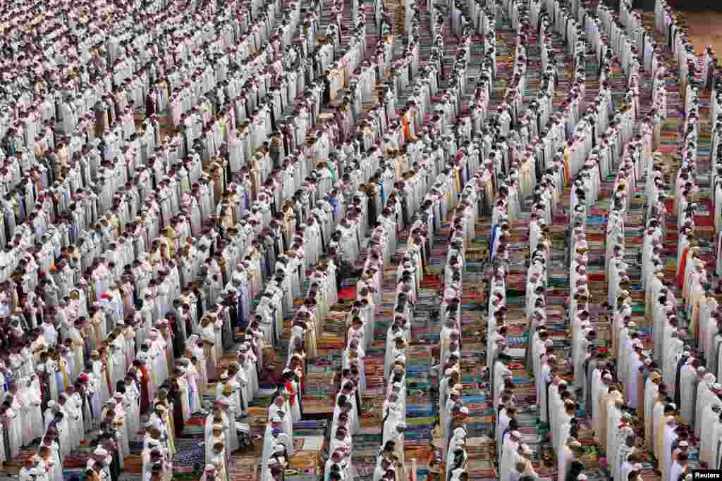 Dandazon jama&#39;a suna sallar idin karamar salla bayan da aka kammala azumin watan Ramadana a kasar Morocco