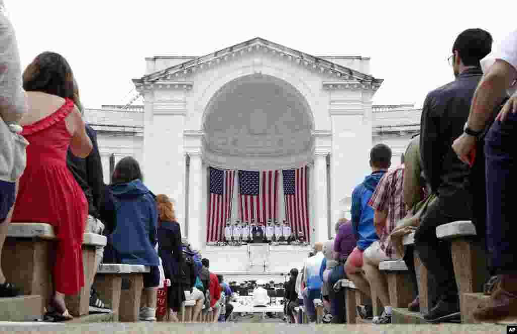 2018年5月28日，阵亡将士纪念日，在美国维吉尼亚州的阿灵顿国家公墓纪念圆形剧场的主席台上，川普总统讲话。