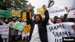 巴基斯坦人在白沙瓦抗议美国总统川普宣布承认耶路撒冷为以色列首都。（2017年12月12日）