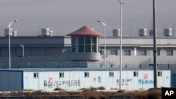 中国新疆阿图什市的一个拘留设施外的瞭望塔和铁丝网。（资料照片）