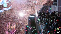 人们在纽约市时报广场欢庆新年到来。