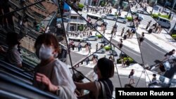 일본 도쿄 시민들이 마스크를 착용한 채 쇼핑몰을 이용하고 있다.