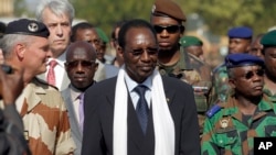 Le président intérimaire Dioncounda Traoré visant la base aérienne de Bamako (Archives) 