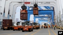 巴尔的摩港口，集装箱从船上卸下（2016年10月24日）。