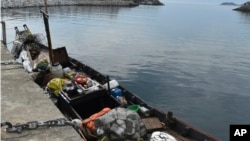 지난 2019년 동해(일본해) 한국 해역으로 넘어온 북한 소형 선박이 양양 지역 군항에 정박해 있다. (자료사진: 한국 국방부)