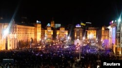 Demonstrasi di Independence Square, Kiev, untuk mendukung integrasi Uni Eropa (1/12). (Reuters/Vasily Fedosenko)