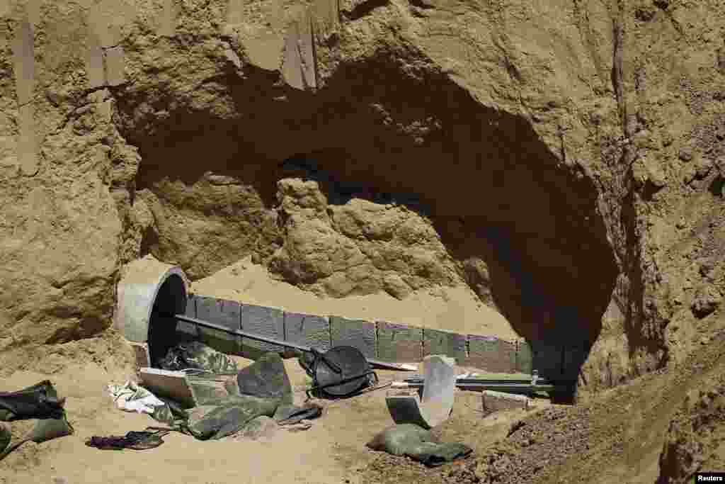 새해 맞이 축하 행사가 끝난 미국 뉴욕시 타임스스퀘어 광장에 축하 문구를 담은 모자가 놓여있다.