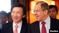 지난달 러시아를 방문한 윤병세 한국 외교장관(왼쪽)이 세르게이 라브로프 러시아 외무장관과 회담했다.