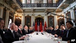 스티븐 므누신 미 재무장관을 비롯한 미국대표협상단과 류허 국무원 부총리가 이끄는 중국대표단이 21일 백악관 옆 아이젠하워 행정동 빌딩에서 고위급무역협상을 하고 있다. 