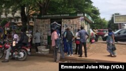 Les lecteurs devant un kiosque à journaux au centre administratif, à Yaoundé, le 30 avril 2020. (VOA/Emmanuel Jules Ntap)