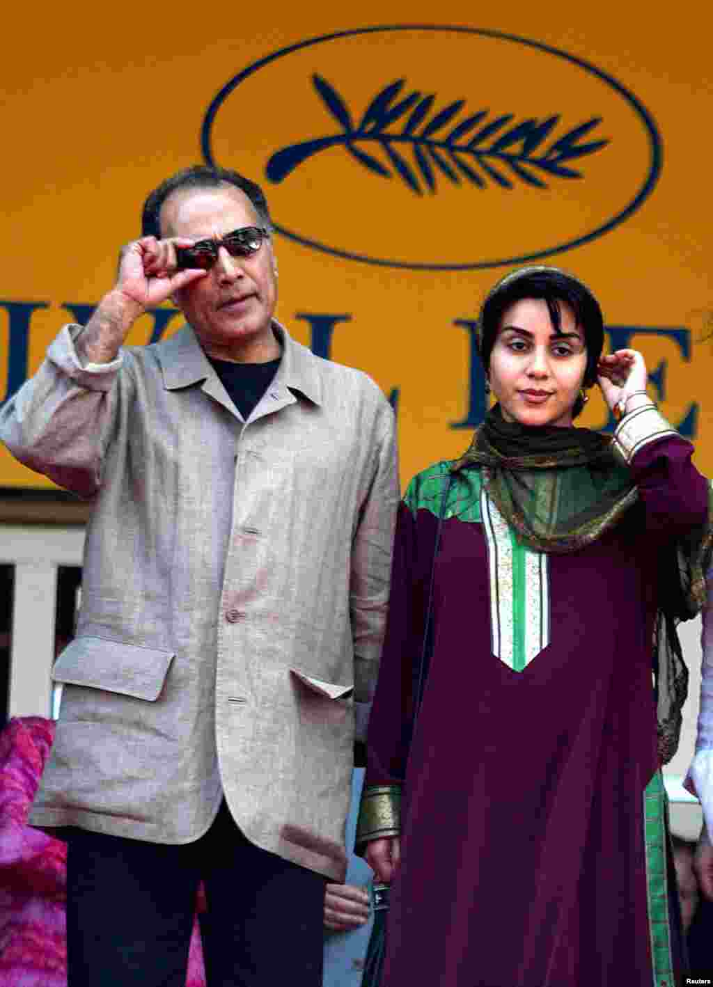 کیارستمی در کنار ماریا اکبری، بازیگر ایرانی در حاشیه جشنواره کن ۲۰۰۲.