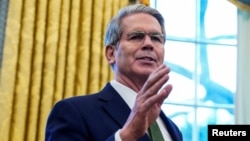 资料照：美国财长斯科特·贝森特（Scott Bessent）在白宫讲话。（2025年2月3日）