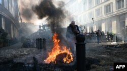 Moto ukiwaka nje ya makao makuu ya umoja wa mataifa Brussels