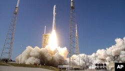 지난해 3월 미국 플로리다주 케이프커내버럴 공군기지에서 군사용 인공위성을 실은 애틀라스V 로켓이 발사되고 있다. (자료사진)