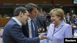 Perdana Menteri Yunani Alexis Tsipras (kiri), Perdana Menteri Italia Matteo Renzi (tengah) dan Kanselir Jerman Angela Merkel menghadiri KTT pemimpin Uni Eropa di Brussels, Belgia (25/6). (Reuters/Yves Herman)