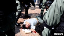 香港防暴警察在香港岛中心地区拘捕反政府示威者。（2019年11月13日）