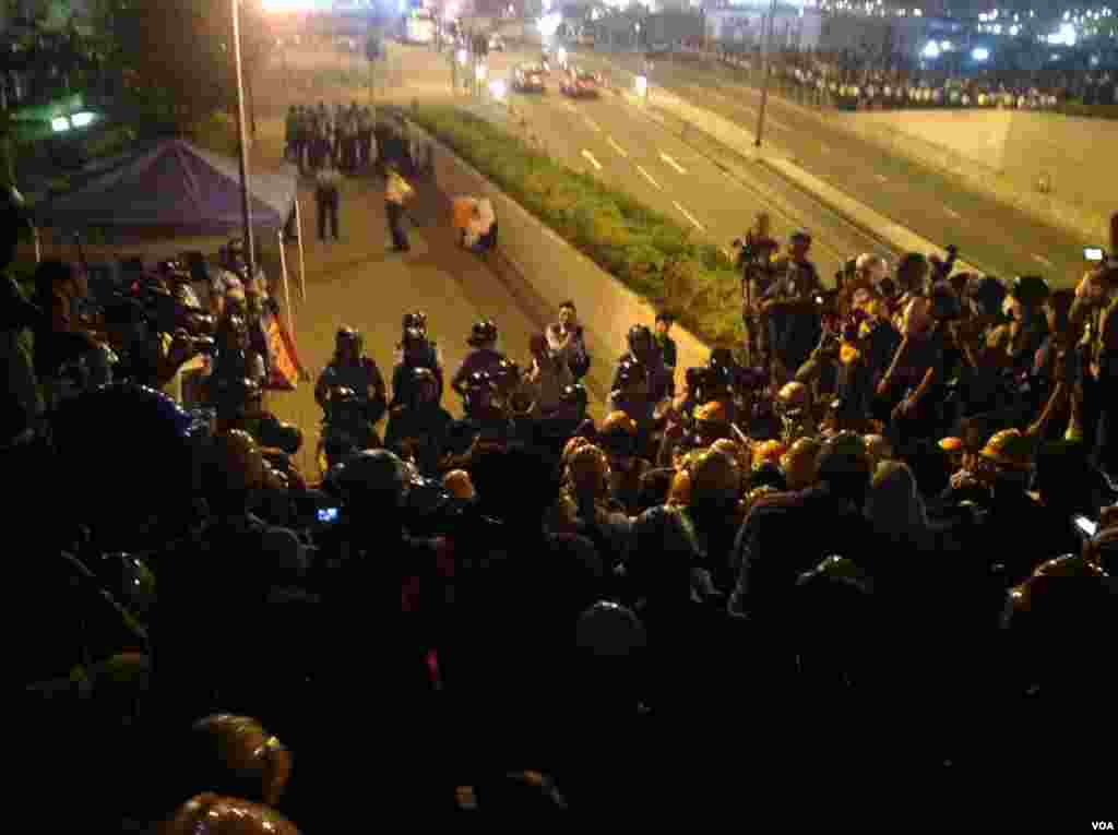 数千香港学生市民在金钟聚会 (美国之音海彦 拍摄) 