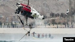 نیروهای امدادی لاشه بالگرد را از دریاچه چیتگر بیرون کشیدند.