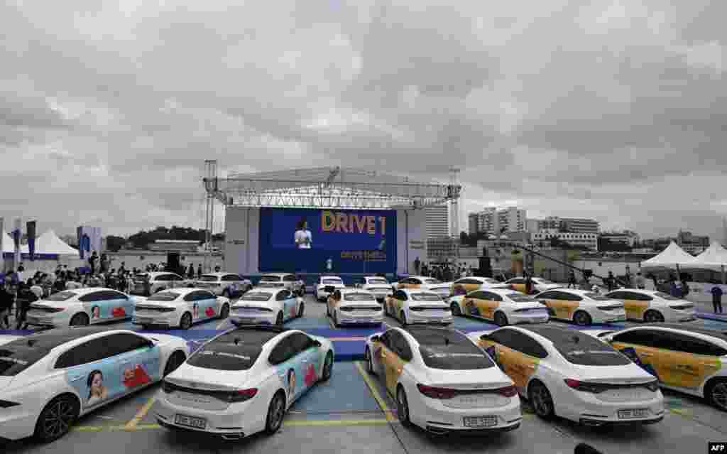 한국 SK 텔레콤이 서울에서 시작한 드라이브스루 콘서트를 관객들이 자동차 안에서 관람하고 있다. 