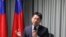 台湾外交部发言人李宪章2018年4月26日回答记者提问（美国之音记者杨明拍摄）