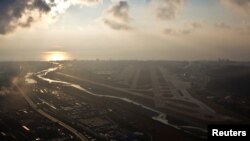 Vue sur la mer noire et l'aéroport de Sochi, le 23 décembre 2016 en Russie. 
