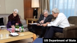 از راست: جان کری وزیر خارجه، ارنست مونیز وزیر انرژی و وندی شرمن معاون وزیر خارجه آمریکا در وین، محل برگزاری مذاکرات اتمی ایران