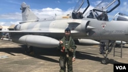 蒋青桦是台湾空军首位幻影M2000-5型战机女飞行员。在桃园机场附近长大的蒋青桦从小对翱翔天空充满幻想，如今终于圆梦驾驶她所说的“性感的”法国幻影战机。（美国之音萧洵拍摄）