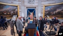 Организаторы церемонии инаугурации устанавливают оборудование для мероприятия в Капитолии