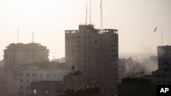 一枚以色列导弹向加沙市一座建筑飞落而来。(2021年5月12日)