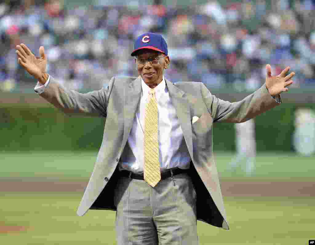 Mantan pemain bisbol untuk Chicago Cubs Ernie Banks menjadi salah satu penerima Medali Kemerdekaan.