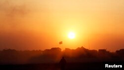 가자지구 국경 인근을 걷고 있는 이스라엘 병사