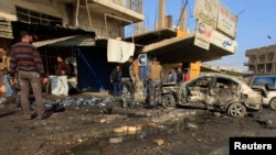 Polisi Irak memeriksa lokasi serangan bom di Baghdad, 15 January 2014 (Foto: dok).