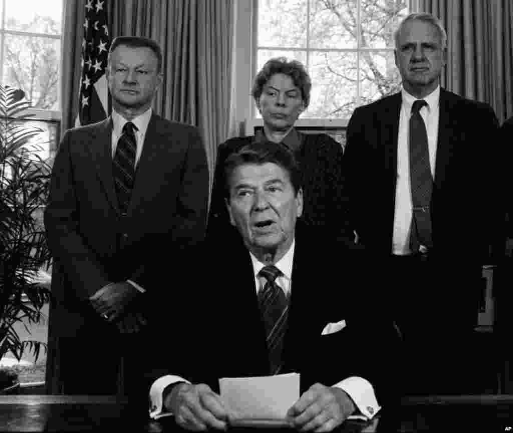 1985年4月15日，美国总统里根会见（后排左起）前国家安全顾问布热津斯基、前美国驻联合国大使柯克帕特里克和前国防部长史莱辛格。 布热津斯基1928年3月28日生于波兰首都华沙，父亲是波兰外交官。他1953年从加拿大移居美国，1958年加入美国籍。他年轻时曾在加拿大、法国和德国求学，在美国哈佛大学获得政府专业博士学位。