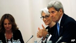 خانم شرمن (وسط) در مقام معاون وزیر، در مذاکرات هسته ای ایران و کشورهای پنج بعلاوه یک نقش پر رنگی داشت. 