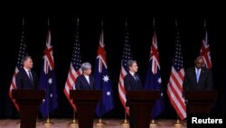 ລັດ​ຖະ​ມົນ​ຕີ​ການ​ຕ່າງ​ປະ​ເທດສະຫະລັດ ທ່ານ ບລິງເກັນ ແລະ​ລັດ​ຖະ​ມົນ​ຕີ​ກະ​ຊວງ​ປ້ອງ​ກັນ​ປະ​ເທດ ທ່ານ ອັອສຕິນ ໄດ້​ເປັນ​ເຈົ້າ​ພາບ​ຈັດ​ງານ​ພົບ​ປະ​ກັບ​ຄູ່​ຮ່ວມ​ມືອອສເຕຣເລຍ ຢູ່ ນະຄອນ ແອນນາໂປລິສ.