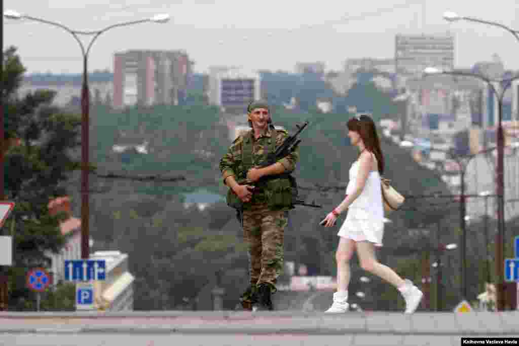 Seorang separatis pro-Rusia siaga di distrik Novorossiya, lapangan Lenin, di kota Donetsk, Ukraina timur.