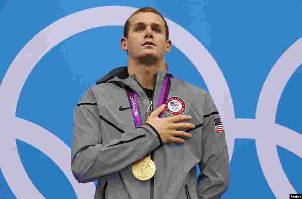 Perenang AS, Tyler Clary berdiri di podium setelah memenangkan final gaya punggung nomor 200 meter putera (2/8). 
