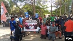 On Jan. 8, 2021, protesters hold up placards in front of the Abuja Magistrate court demanding the release of Omoyele Sowore and others arrested on New Year's Eve. (Timothy Obiezu/VOA)