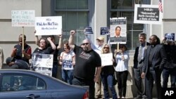 Les opposants a la loi "House Bill 2" protestent en Caroline du Nord à Raleigh, le 11 avril 2016.
