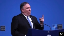 Menteri Luar Negeri AS Mike Pompeo berbicara dalam konferensi pers setelah pertemuan para menteri luar negeri NATO di markas NATO, di Brussels, 4 Desember 2018. 