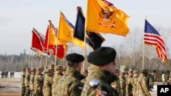 미 육군과 폴란드 육군 장병들이 30일 자간 훈련장에서 합동훈련 개막식을 거행하고 있다. 