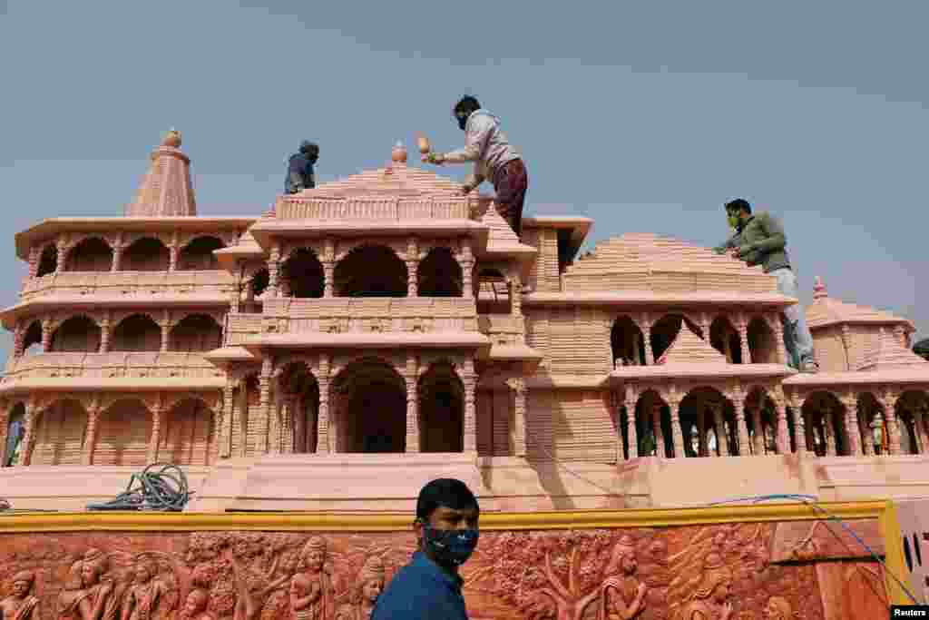 Para pekerja memberikan sentuhan akhir pada model kuil Ram yang diusulkan kelompok Hindu untuk dibangun di sebuah situs keagamaan di Ayodhya, New Delhi, India. Lokasi kuil ini sempat menjadi sengketa sektarian karena sebelumnya juga dibangun Masjid Babri, sementara warga Hindu meyakini lokasi ini sebagai tempat kelahiran Dewa Rama. (Foto: Reuters)&nbsp;