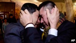 1972년 12월 서해에서 홍어잡이를 하다 납북된 것으로 알려진 오대양 61호 선원 박양수 씨(오른쪽)와 동생 박양곤 씨가 20일 금강산 이산가족 상봉 장소에서 서로를 끌어안고 있다.