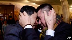 1972년 12월 서해에서 홍어잡이를 하다 납북된 것으로 알려진 오대양 61호 선원 박양수 씨(오른쪽)와 동생 박양곤 씨가 20일 금강산 이산가족 상봉 장소에서 서로를 끌어안고 울고 있다.