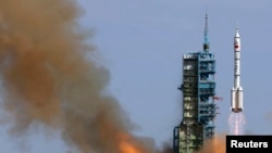 中国发射神舟10号太空船（2013年6月11日）。中国一些民企在神舟10号太空船等高端军工项目中发挥了重要作用