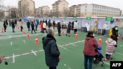 天津居民排队接受再一轮新冠病毒核酸检测。（2022年1月12日）