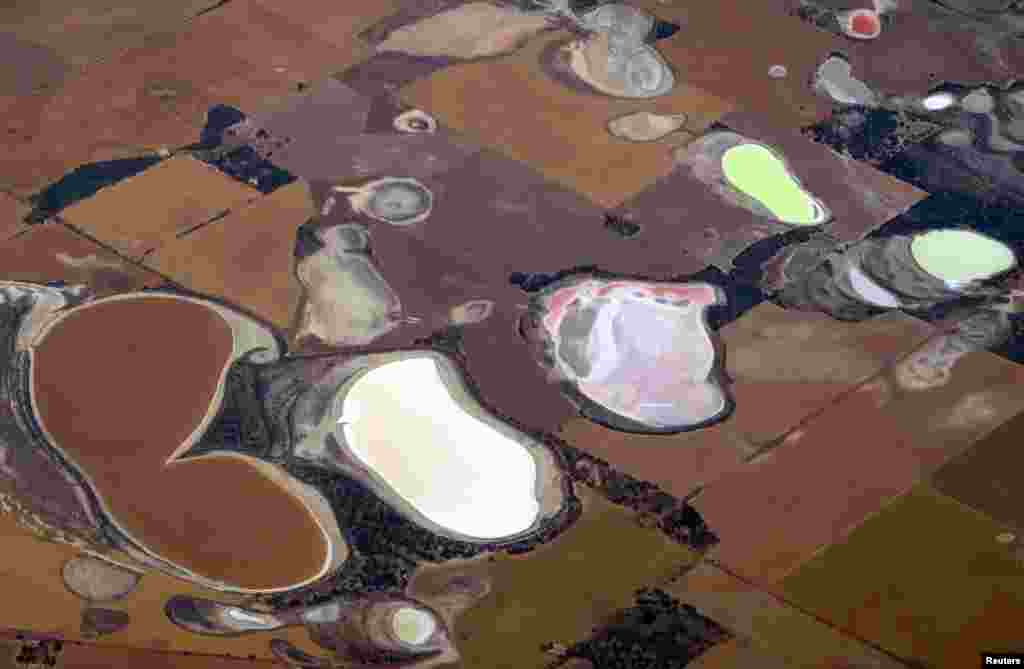 Dataran garam dan waduk tampak di kawasan pertanian di dekat kota Perth, Australia barat.