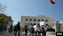 지난해 9월 미국 워싱턴 주재 중국대사관 앞에서 중국 정부의 탈북자 강제북송 중단을 촉구하는 인권 단체들의 시위가 벌어졌다. (자료사진)