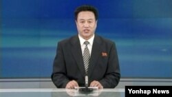 북한 조선중앙TV 아나운서가 지난 13일 장성택 전 국방위원회 부위원장의 사형 판결문을 낭독하고 있다.