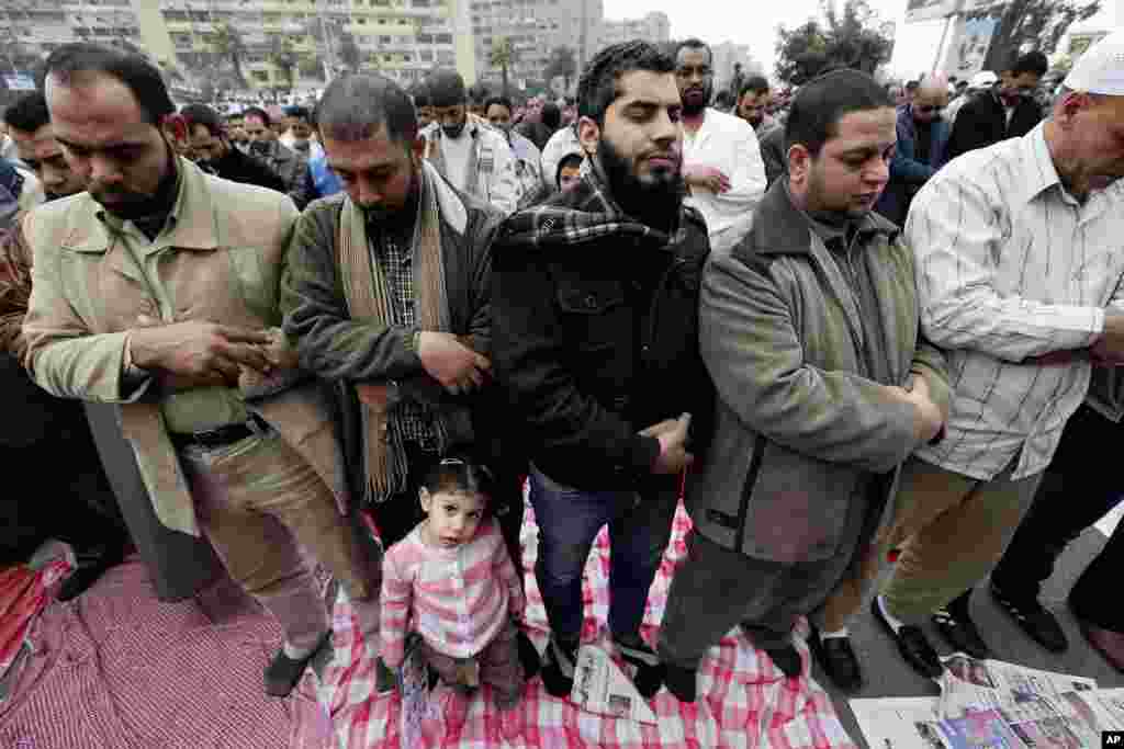 Supporters of Egyptian President Mohammed Morsi attend rally in Cairo, Egypt, Dec. 14, 2012. Opposing sides in Egypt's political crisis were staging rival rallies on Friday, the final day before voting starts on a contentious draft constitution.